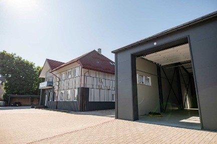 Продаж офісно-складського приміщення з земельною ділянкою у Львові.