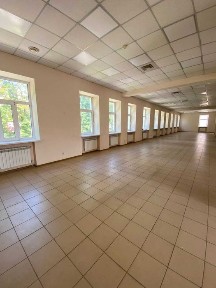 Центр міста. Оренда окремого приміщення. Великі, світлі вікна.