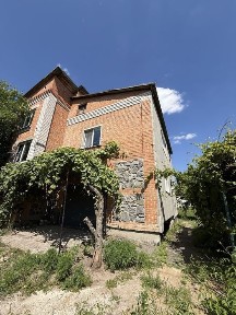 Крутий Берег, окремий добротний будинок, з всима комунікаціями в мальовничому місці