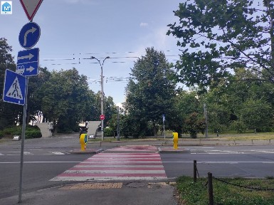 1 поверх. М. Арсенальна. Центр. Печерськ. Закрита територія. У дворі міні парк