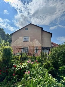Продаж честини будинку з гаражом в м. КРЕМЕНЕЦЬ