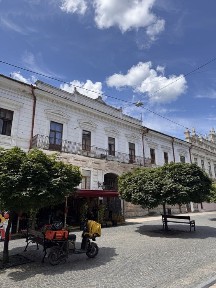 Чернівці, Кобилянської 38