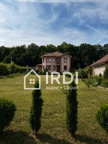 Продаж будинку з власним виходом до лісу