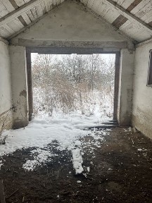 Продам землю з приміщенням колишного вівчарника ФЕРМА.