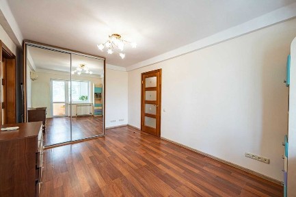 Продаж 2-кімн. Телiги Олени вул. 17-Б м. Дорогожичі 3 хв., можливий розрахунок за гривні, Держпрограми