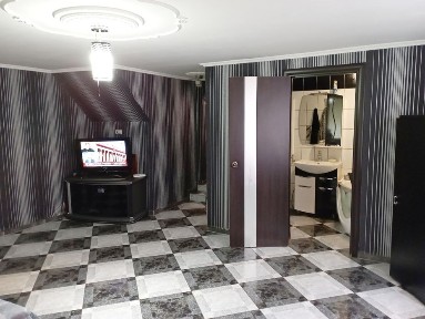 Будинковолодіння: житло 210м2 (2 квартири ) + комерція 36 м2 (салон краси/магазин) Берегово Бако Габора 109