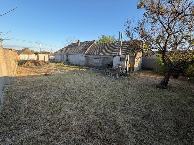 Дім під ремонт для проживання або комерцію.