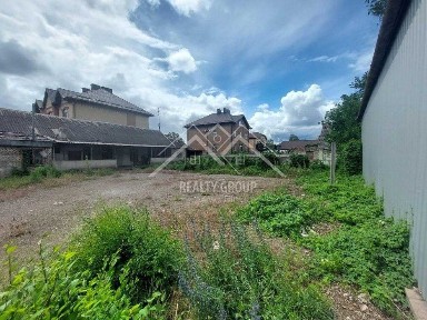 Продаж земельної ділянки з двома будинками під реконструкцію у центрі міста