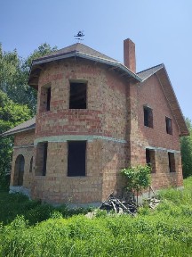 Продам добротний, двоповерховий цегляний будинок (недострой).