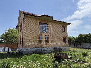 Просторий двоповерховий будинок у Києві - чудовий варіант для великої родини!