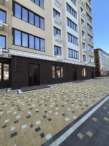 Продаж нового комерційного приміщення • фасад ЖК 