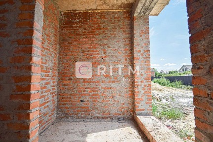 Продаються котеджі в новому житловому комплексі поблизу міста.