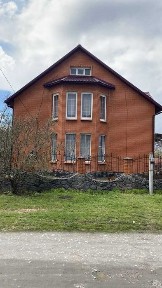 Просторий цегляний будинок з гаражем та лазнею