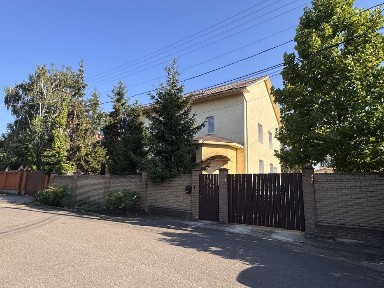 Продаж шикарного будинку, площа 319 м. кв, з ремонтом та технікою, ділянка 8,84 сотки, зручне розташування в центрі мікрорайноу Зарічний