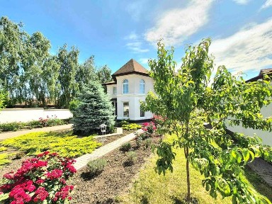Продам мальовничий та сучасний будинок в Французькому стилі.