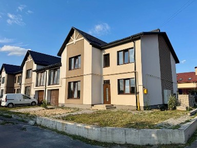 Продаж котеджу з гаражем та всіма міськими комунікаціями!