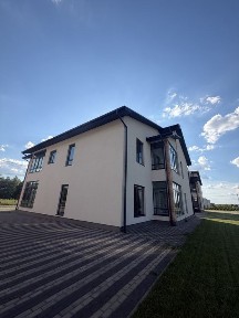 Без комісії. Продаж Квартири 54 квадратних метри великий балкон Пилиповичі до Києва 40 км, на територіі великий басейн. ЖК Лелека. Закритий двір