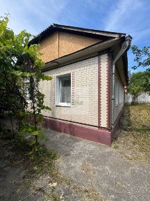Продам компактний будинок на Руських Фільварках. З хорошою локацією.