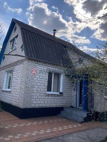 Будинок поруч з містом