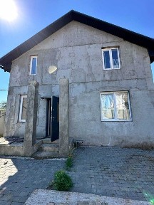 Будинок у кроковій доступності до міста, інфраструктури.