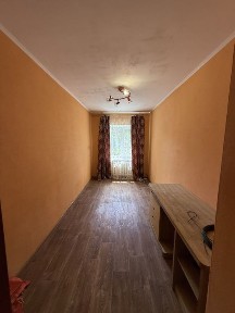 Продається 2-кімнатна квартира у цегляному будинку.