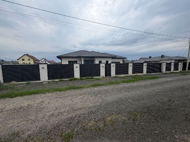 Просторий цегляний будинок з гаражем на 2 авто 12 сотих землі.