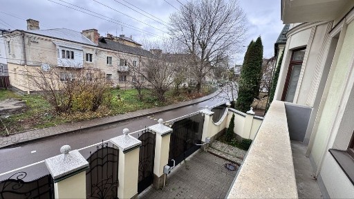 Ексклюзивна квартира в Цетрі Івано-франківська, весь поверх одна квартира Будинок Клубного типу, квартира з гаражем. Бічна вулиця від Парку