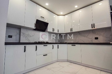 Продам трьох кімнатну квартиру а саме кухня студія і 2 окремі спальні