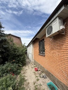 Дом в пяти минутах от метро с приватизированным участком, ремонтом; 100 кв. м по цене квартиры. Редкое предложение на рынке