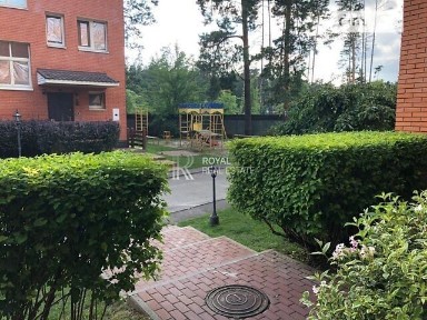 Продаж 3 поверхового таунхауса без меблів і ділянкою на 2 сотки, 182 кв. м, 4 кімнати, на вул. Світанкова • ID 34496299