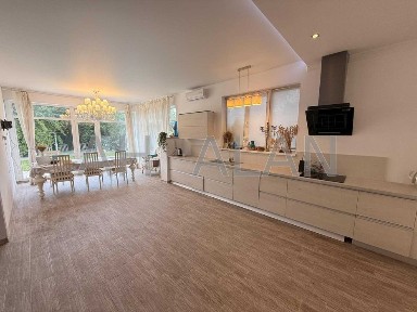 Продаж триповерхового будинку в с. Софіївська Борщагівка, 460м2