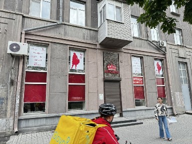 Поля проспект приміщення 104м2, великий фасад. Низ Кірова. Великий трафік. 5 вікон.