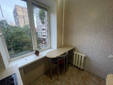 Продам 1-к квартиру біля метро Палац Україна | Ремонт, меблі, техніка та мінімальне оформлення