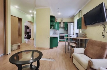 Центр міста! 2-кімнатна квартира 63 м² + гараж, меблі та техніка