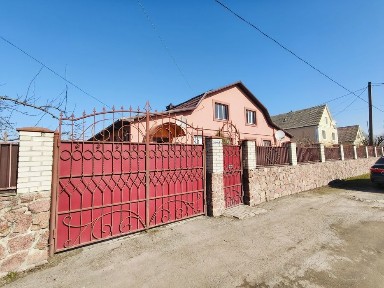 Продаж будинку для чудового сімейного життя зі ставком