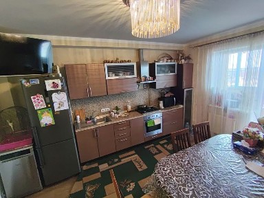 Продається велика двокімнатна квартира в селищі Глеваха