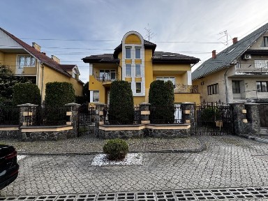 Будинок з басейном на вул. Українській (Минай)