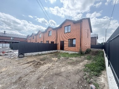 Продам таунхаус боковий Агрономічне (перемичка)