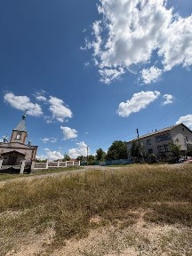 Продається простора квартира з усіма комунікаціями, зручностями, господарськими приміщеннями та можливістю зробити ремонт за власними уподобаннями