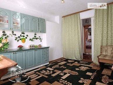 Новий будинок в Дашківцях із ще двома житловими господарчими будинками на території.