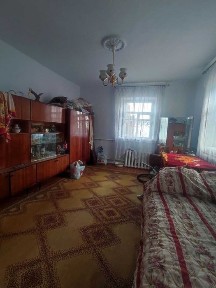 Будинок в центрі с. Уладівка Літинського р-ну. Асфальт, сад, город.