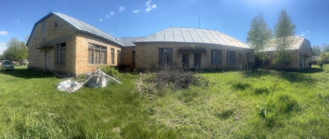 Продається будівля бувшого дитячого садочка з земельною ділянкою, паркан, електрика, газ, льох