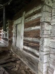 Старовинна бойківська хата під розбір