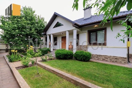 Чайки (Київ). Перша оренда! Окремостоячий будинок з газом, 130 м² на 9 сотках. Ландшафтний дизайн, камін, тераса.
