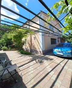 Продается капитальный 2х этажный дом на участке 10 соток с госактом на Ленпоселке!