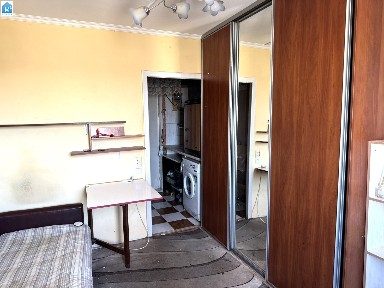Квартира в гуртожитку з власним санвузлом, меблями та технікою за 4800грн Третій поверх, район Хімселища (вул. Самійла Кішки). Кімната (12 кв. м) повністю мебльована: ліжко, шафа-купе, полиці, власний санвузол, кухонна зона (холодильник, пральна машина-авт