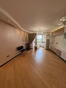 Лише півтора кілометра від Києва - і Ви в оазисі комфорту, затишку і безпеки. 72 квадрати квартири, спеціально облаштованоі під Ваші потреби