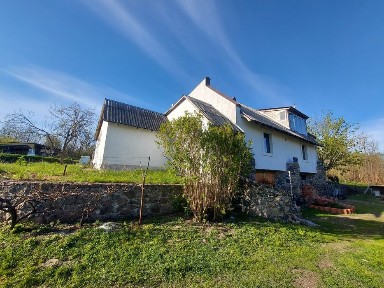 Продаж будинку з великою ділянкою