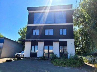 Современное отдельно стоящее здание 385 м² возле метро (21010)