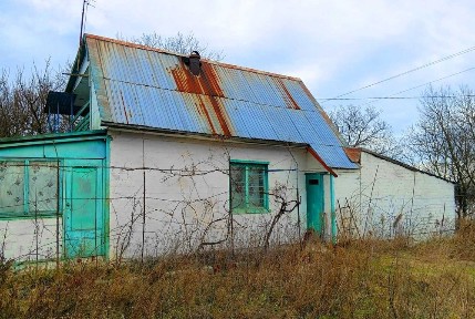 Простора дача біля заливу 